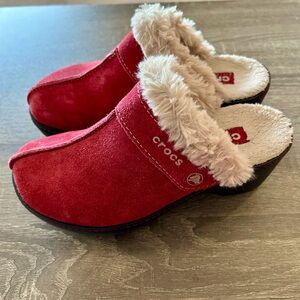 Crocs Cobbler Red Suede Faux Fur Lined Women’s Clogs Size 5